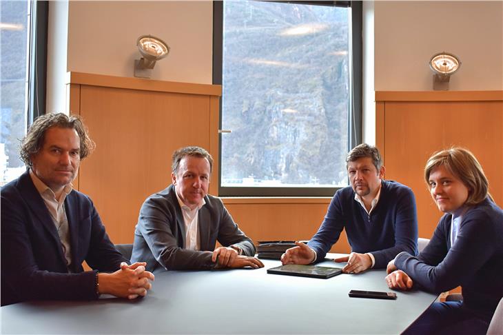 Haben vor kurzem die Lage besprochen: Geschäftsführer der "Sexten Dolomiten AG" Mark Winkler, HGV-Obmann Thomas Walch, LR Daniel Alfreider und Amtsdirektorin Karin Brenner. (Foto: LPA)