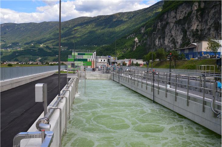 Die vor einigen Monaten in Betrieb genommene Kläranlage von Salurn: Südtirol ist Vorreiter im Wassermanagement. (Foto: LPA)