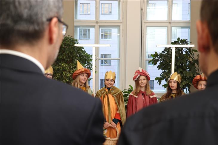 Gewann das Los, der Landesregierung die Segenswünsche zu überbringen: Die ausschließlich aus Mädchen bestehende Sternsingergruppe aus Obermais. (Foto: LPA/Michele Bolognini)