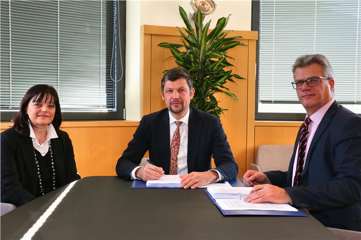 SASA-Direktorin Petra Piffer, LR Alfreider und SASA-Präsident Morandi bei der Unterzeichnung des Dienstvertrags. (Foto: LPA/Roman Clara)