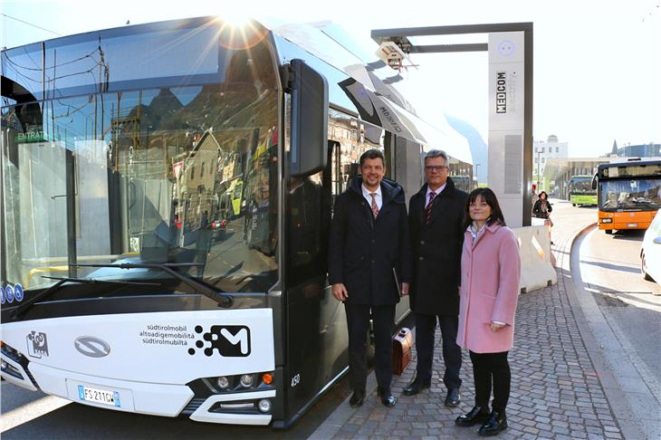 Volle Ladung für die E-Busse: LR Alfreider, SASA-Präsident Morandi und SASA-Direktorin Piffer beim Lokalaugeschein an der neuen Ladesäule. (Foto: LPA/Roman Clara)