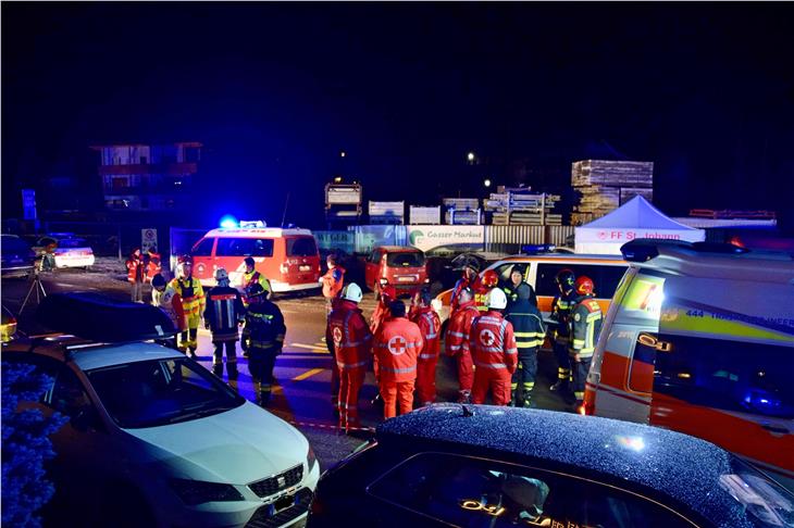 Großeinsatz für die Einsatzkräfte nach dem tragischen Unfall, bei dem sechs Jugendliche aus Deutschland das Leben verloren. (Foto: FF Luttach)