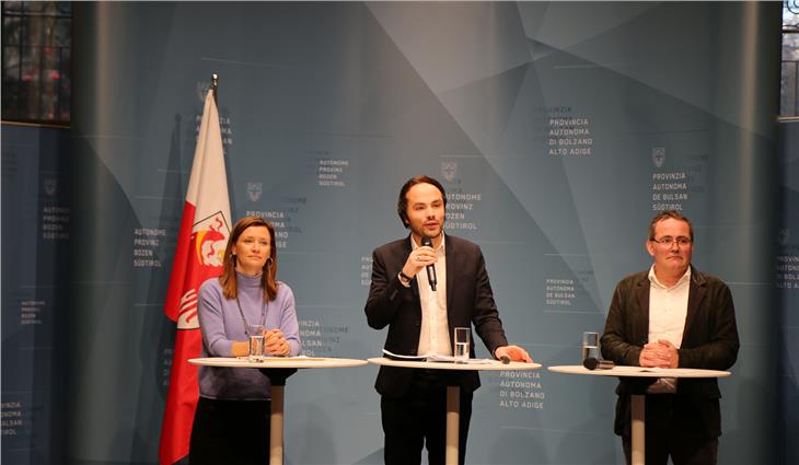 Landesrat Philipp Achammer hat heute gemeinsam mit Bildungsdirektor Gustav Tschenett und Landesschuldirektorin Sigrun Falkensteiner die neue Südtiroler Lehrerausbildung vorgestellt. (Foto: LPA/Caroline Pranter)