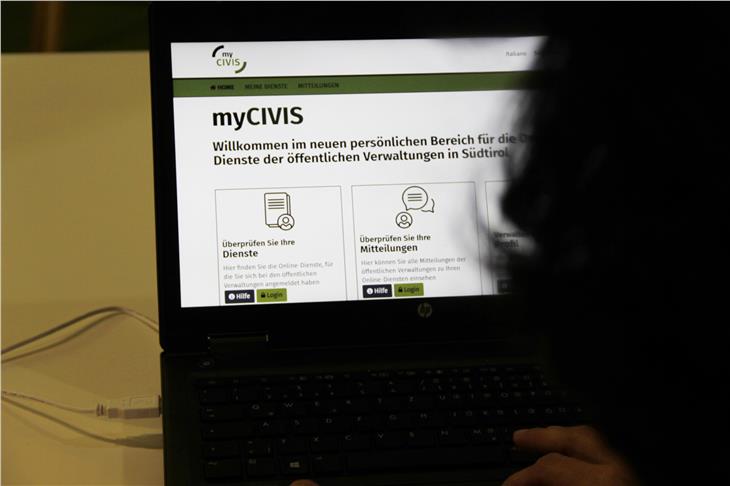 Die Einschreibung in die 1. Klasse der Oberstufe erfolgt online über myCIVIS, dem persönlichen Bereich im Südtiroler Bürgernetz CIVIS. (Foto: LPA)