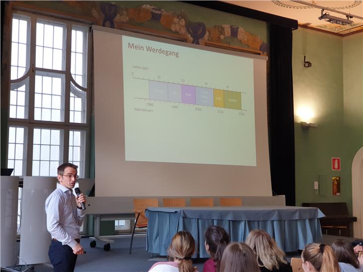 Stefan Stoll referierte in Meran über die Funktionsweise von Batterien und über bio- und elektrochemische Vorgänge im Herzmuskel. (Foto: LPA/Bildungsdirektion)