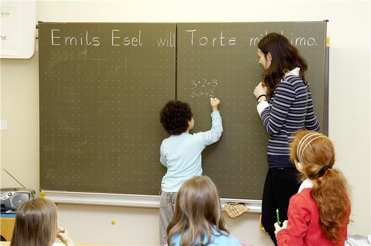 Über einen dreigliedrigen Kurs sollen Lehrpersonen zur Sprachförderung und Unterstützung der Inklusion von Schülerinnen und Schülern mit Migrationshintergrund  befähigt werden. (Foto: LPA)