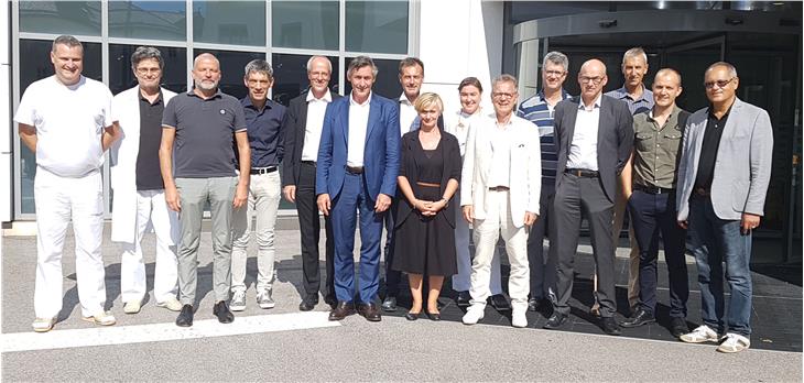 Landesrat Widmann bei seinem Besuch im Krankenhaus Schlanders im vergangenen Jahr (Foto: LPA/Franco Grigoletto)