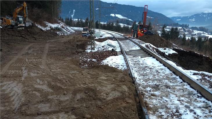 Der derzeit unterbrochene Bahnabschnitt in Olang: Die Minustemperaturen erforderten alternative Lösungen. (Foto: LPA)