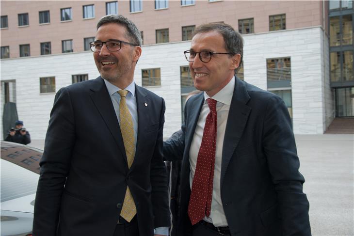 LH Kompatscher empfängt Regionenminister Boccia vor dem Palais Widmann in Bozen. (Foto: LPA/Peter Daldos)