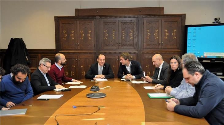 Landesrat Giuliano Vettorato (Mitte) und sein Trentiner Amtskollege Mirko Bisesti bei der Vereinbarungsunterzeichnung in Trient