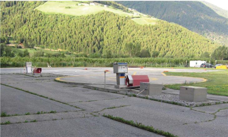 Der dritte Stützpunkt der Flugrettung Südtirol HELI wird auf einem bestehenden Hubschrauberlandeplatz in der Gewerbezone Laas eingerichtet. (Foto: LPA)