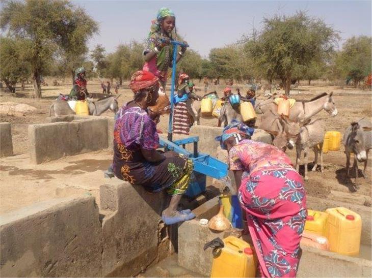 In Burkina Faso wird mit Südtiroler Geldmitteln ein Projekt zur Wasserversorgung unterstützt. (Foto: LPA)