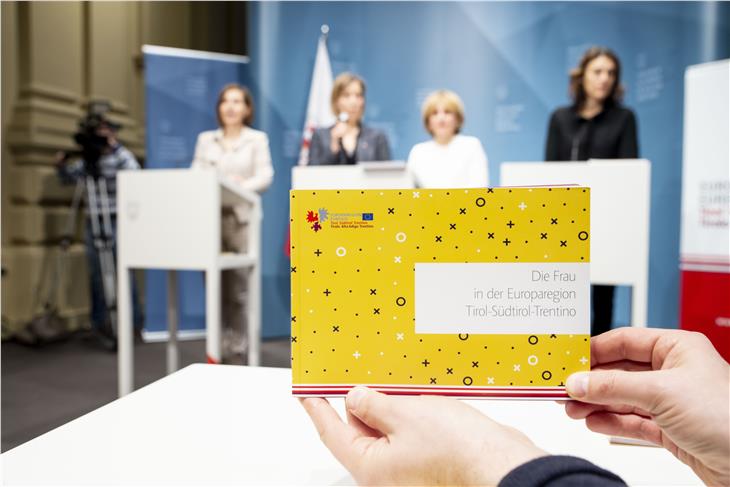 Auf 98 Seiten wurden Daten zu Frauen in Südtirol, Tirol und Trentino erhoben und in einer vergleichenden Studie zusammengefasst. (Foto: LPA/Barbara Franzelin)