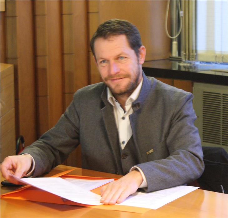 Regionalassessor Manfred Vallazza brachte den Beschlussantrag ein. (Foto: LPA/Franco Grigoletto)