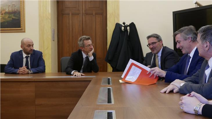 Auf dem Weg zu einer medizinischen Ausbildung in Südtirol: Positive Signale sandte Minister Manfredi an LH Kompatscher und LR Widmann (2., 3. u. 4. v.l.). (Foto: LPA/Dominik Holzer)