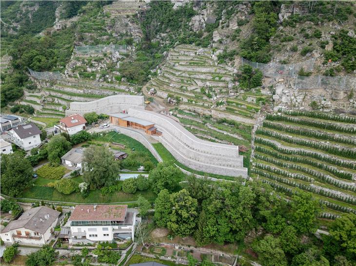 Der vom Architekturpreis Dedalo Minosse 2019 ausgezeichnete Steinschlagschutzdamm in Schlanders (Foto: LPA/Landesamt für Geologie)