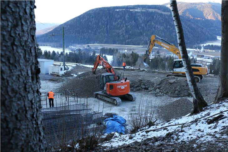 Arbeiten an der neuen Eisenbahnbrücke bei Olang: Ab dem Wochenende die einzige unpassierbare Stelle zwischen Franzensfeste und Lienz. (Foto: LPA)