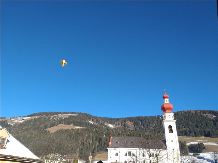 Kennzeichen dieses Monats war der wolkenlos blaue Himmel; das Bild enstand Mitte des Monats in Niederdorf. (Foto: LPA/Maja Clara)