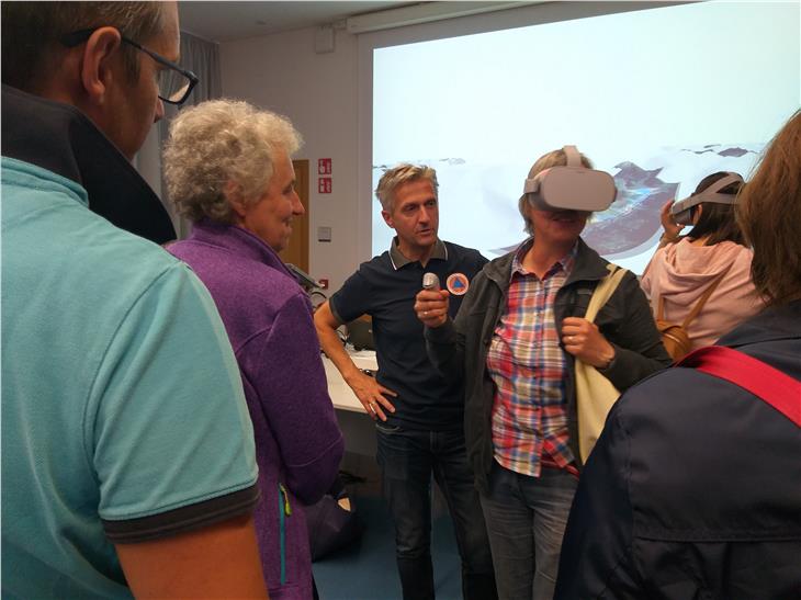 Naturgefahren scheinen mit VR-Brillen zum Greifen nahe, im Bild bei der Langen Nacht der Forschung am 27. September 2019, im Zentrum Projektleiter Gallmetzer. (Foto: LPA/Maja Clara)