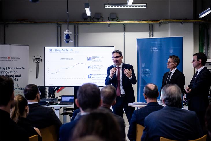 LH Kompatscher und Ressortdirektor Stofner sowie Abteilungsdirektor Zingerle bei der heutigen Veranstaltung im NOI Techpark (Foto: LPA/Claudia Corrent)