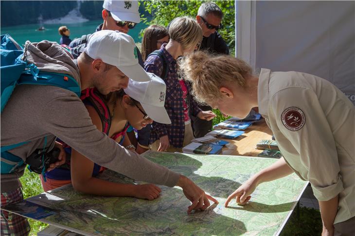 Besucher der Naturparks informieren und sensibilisieren: Das ist die Hauptaufgabe der Naturparkbetreuer. 20 saisonale Stellen sind dieses Jahr wieder zu besetzen. (Foto: LPA/Amt für Natur)