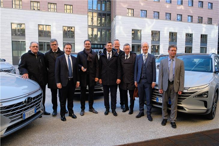 Die Schlüsselübergabe: (v.r.) Klauser, Ruijters, Costa, Peter Mölgg (GKN Sinter Metals), Alfreider, Kompatscher, Crespi, Francesco Morandi (SASA) und Walter Huber (IIT). (Foto: Oliver Oppitz)