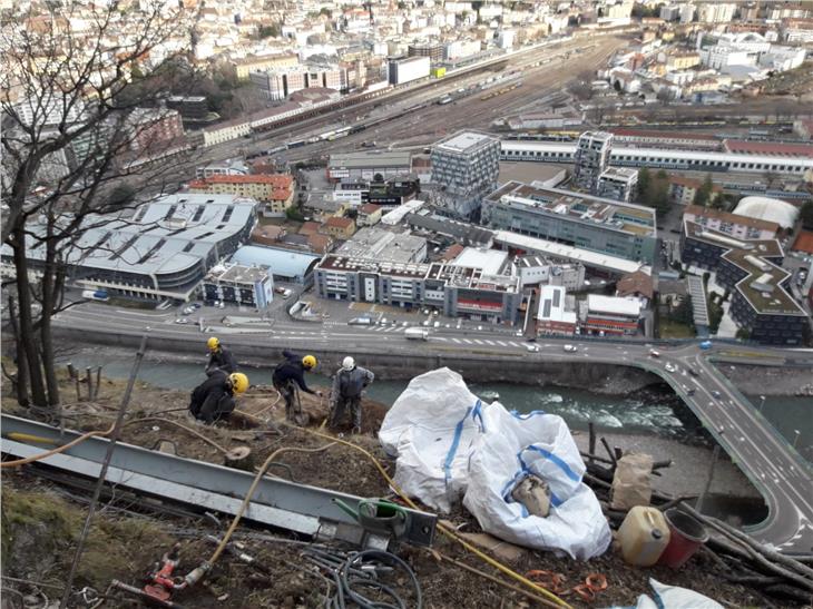 Techniker arbeiten bereits am absturzgefährdeten Gesteinsbrocken in der Felswand des Virgl, der am Montag gesprengt wird. (Foto: LPA)