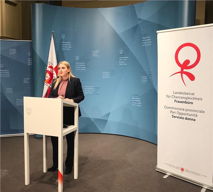 Präsidentin Ulrike Oberhammer: "Nur eine von zwanzig Frauen richtet sich in Gewaltsituationen an Hilfseinrichtungen." (Foto: LPA/Astrid Pichler)