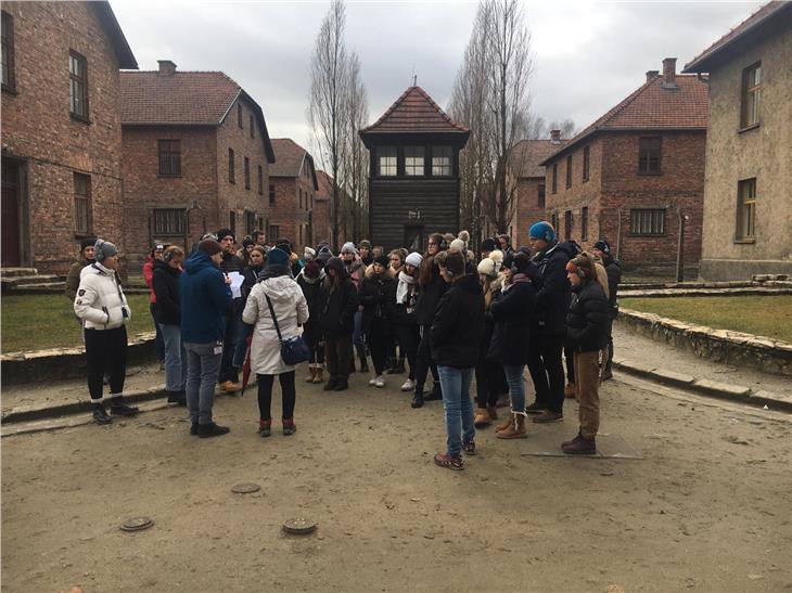 Jugendliche aus Südtirol haben heute das KZ Auschwitz besucht. (Foto: LPA/Fabio Gobbato)