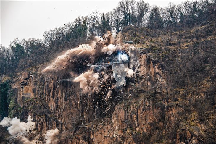 Der entscheidende Moment: 60 kg Sprengstoff bringen 800 Tonnen aus dem Felshang am Virgl. (Foto: LPA/Peter Daldos)