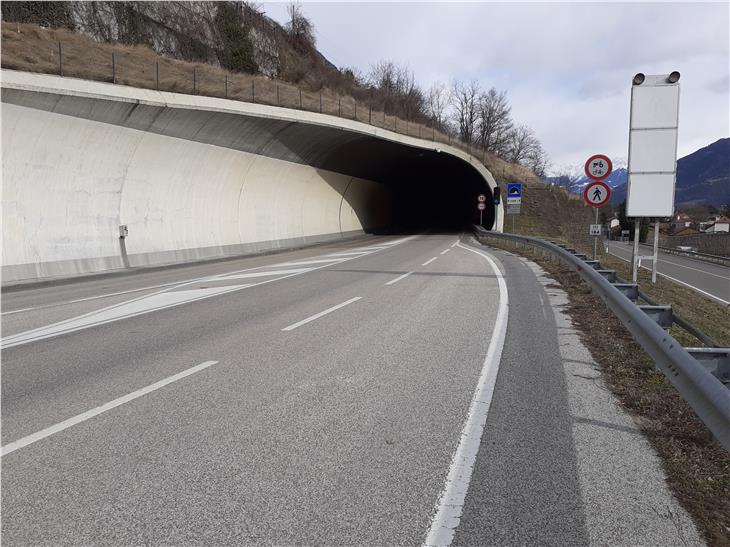 Einfahrt in den Umfahrungstunnel von Naturns: Wegen Arbeiten vom 17. Februar bis 6. März gesperrt. (Foto: LPA/Abteilung Straßendienst)