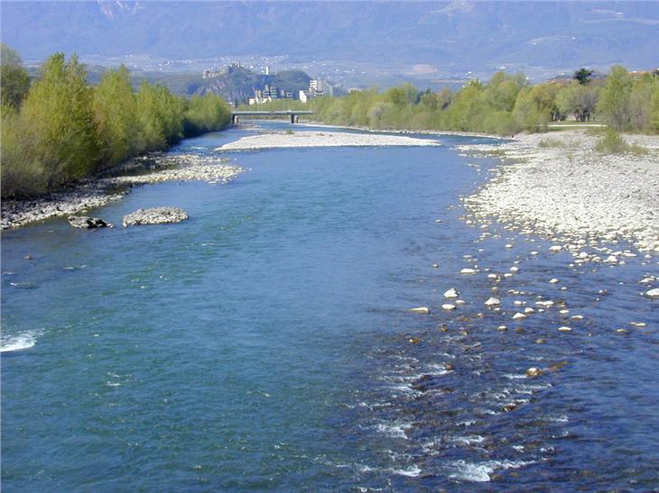 Der Gewässerschutzplan enthält Bestimmungen zum Schutz und zur Verbesserung der Gewässer in Südtirol – im Bild der Eisack in Bozen. (Foto: LPA/Landesagentur für Umwelt und Klimaschutz)