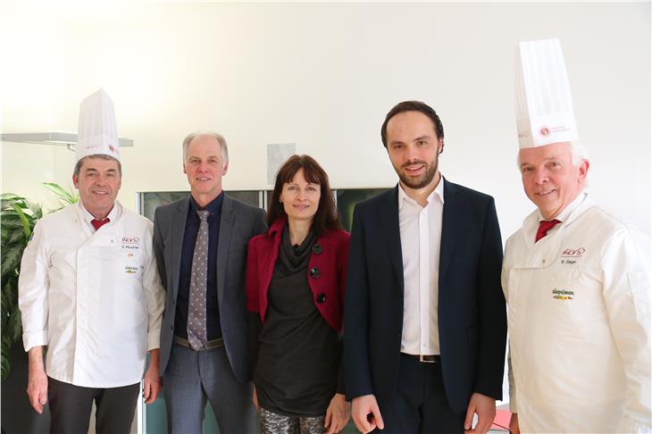 SKV-Präsidiumsmitglied Gottfried Maschler, Geschäftsführer Reiner Münnich, Amtsdirektorin Cäcilia Baumgartner und LR Philipp Achammer sowie SVK-Präsident Reinhard Steger (Foto: LPA/Dietmar Pattis)