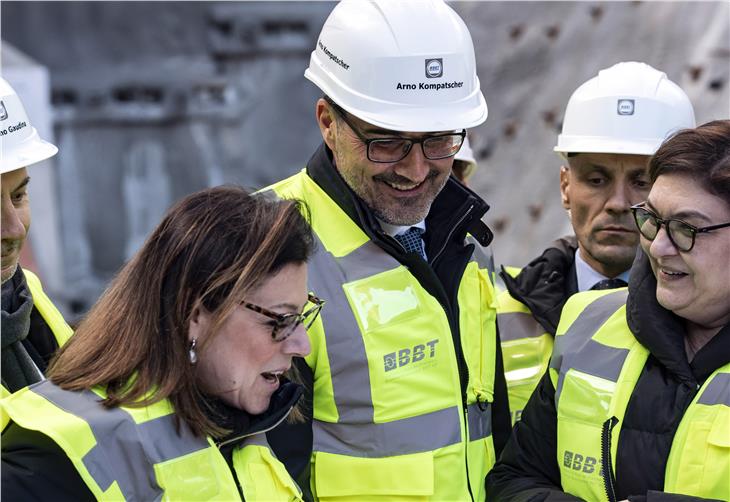 Innovative Verkehrslösungen auf der Autobahn jetzt, Entlastung durch Tunnel später: (v.l.) De Micheli, Kompatscher, Valean. (Foto: LPA/Ivo Corrá)