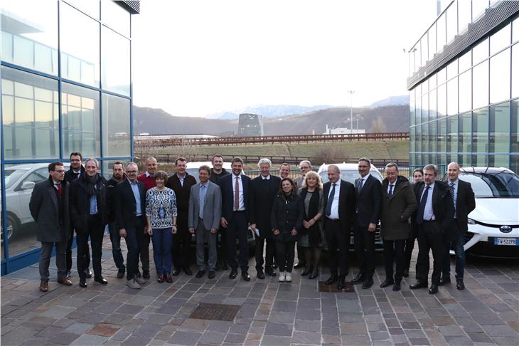 Verkehrsministerin Paola De Micheli (9.v.r.) bezeichnete das Wasserstoffzentrum in Bozen bei ihrem heutigen Besuch als ein "visionäres Projekt". (Foto: LPA/Ingo Dejaco)