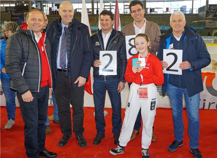 Hauptgewinnerin der Verlosung: Sophia Siller (Ratschings) mit (v.l.) Tirols LHStv J. Geisler, Regionalratspräsident Roberto Paccher, Reinhard Eberl (Land Tirol), Matthias Fink (Euregio), ASVÖ Tirol-Präsident Hubert Piegger. (Foto: ASVÖ