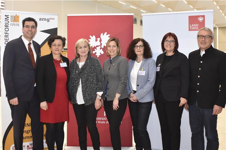 Grenzüberschreiter Wissensaustausch: Matthias Fink (EVTZ), Maria Steibl (Ausbilderforum Tirol), LRin Beate Palfrader (Tirol), Boglarka Fenyvesi-Kiss (EVTZ), Ines Bürgler (Tirol), Sabine Scherer (Südtirol). (Foto: Land Tirol/Huldschiner)