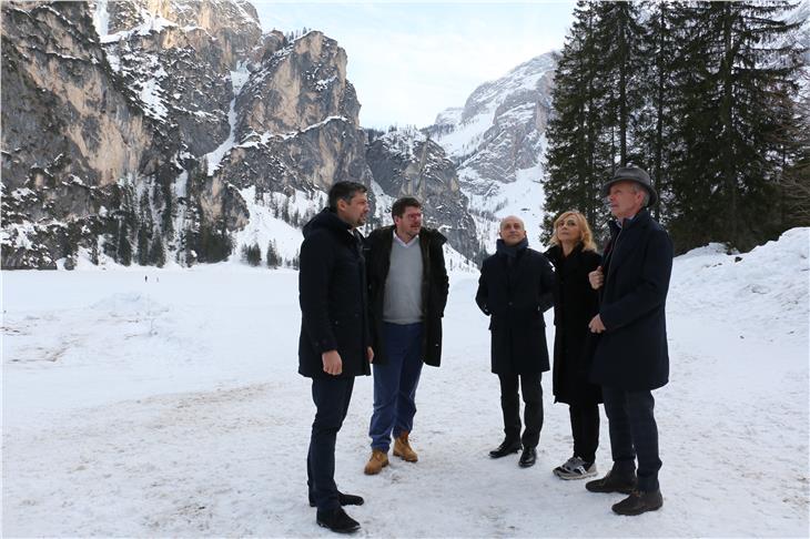 Lokalaugenschein am Pragser See: Landesrat Alfreider, STA-Präsident Ausserdorfer, RFI-Vertreter Colaneri und Venturoni sowie BM Mittermair (Foto: LPA/Ingo Dejaco)