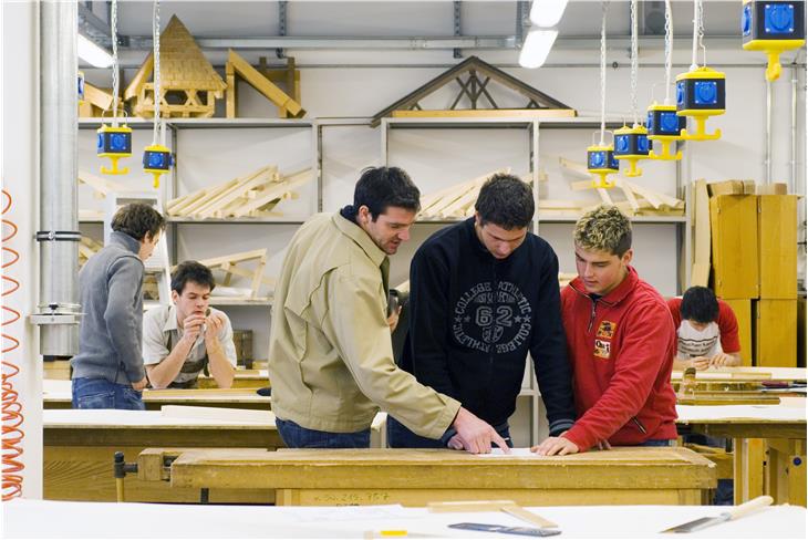 Auch in diesem Schuljahr unterstützt das Land all jene Schülerinnen und Schüler, die sich für den Besuch einer Oberschule oder eines Vollzeitkurses der Berufsbildung entschieden haben, die in Südtirol nicht angeboten werden. (Fot