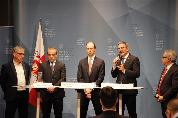 Unterzeichnung der Rahmenvereinbarung mit Europäischer Investitionsbank, v.l. Andreas Schatzer, Andrea Marcello Grimani Giustinian, Andrea Clerici, LH Kompatscher, Eros Magnago (Foto: LPA/jw)