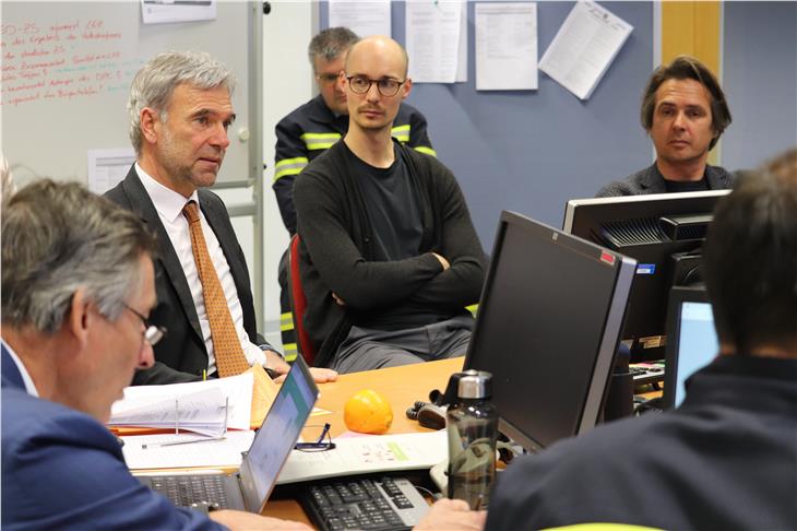 Lagebesprechung mit (v.li.) Gesundheitslandesrat Widmann, Bevölkerungsschutzlandesrat Schuler,  Notarzt Loris Mattei von der Landesnotrufzentrale, Primar Kaufmann (Foto: LPA/Maja Clara)