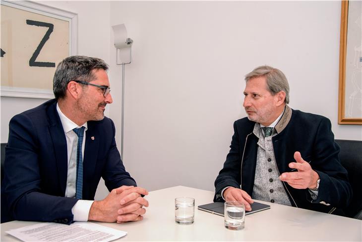 Südtirol-Kenner Johannes Hahn informierte sich beim Gespräch mit LH Kompatscher unter anderem über Südtirols Wasserstoffstrategie. (Foto: LPA/Peter Daldos)