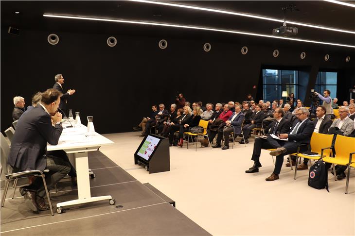 Ein Informationstreffen für Gemeinden zum Thema Coronavirus fand heute im NOI Techpark in Bozen Süd statt. (Foto: LPA/mb)