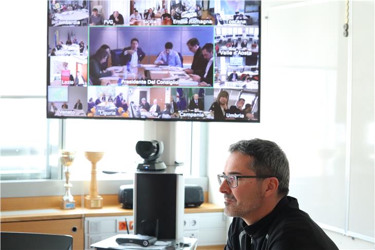 In Videokonferenz mit dem Ministerpräsidenten und den Präsidenten der anderen Regionen Italiens hat Landeshauptmann Kompatscher heute das weitere Vorgehen besprochen. (Foto: LPA/Maja Clara)