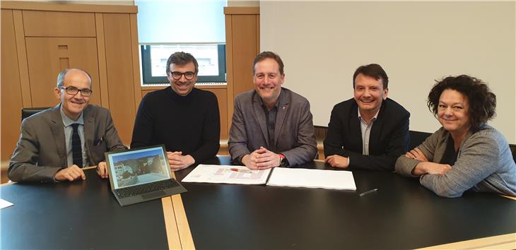 Das italienischsprachige Oberschulzentrum in Meran wird erweitert, Bautenlandesrat Bessone (3.v.l.) wird demnächst das entsprechende Raumprogramm der Landesregierung vorlegen. (Foto: LPA/Anna Pittarelli)