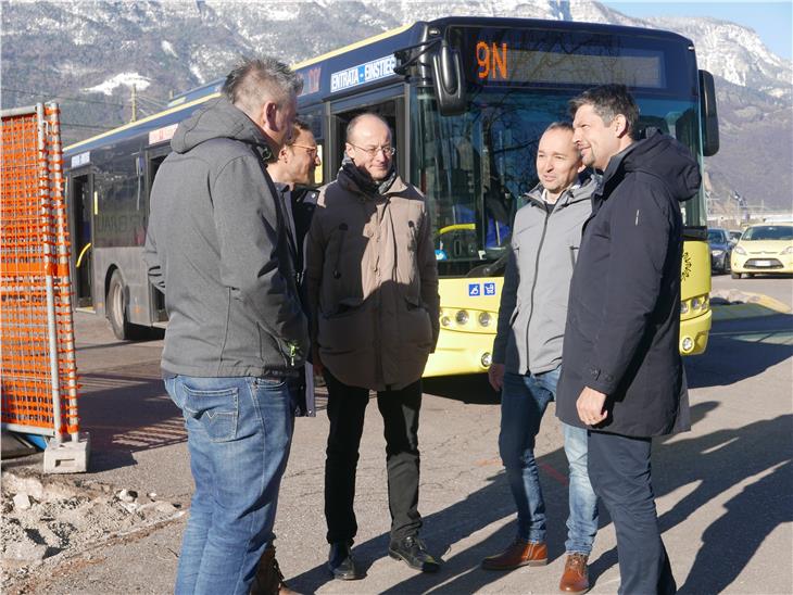 LR Alfreider (r.) beim Ortsaugenschein am Areal für den neuen intermodalen Parkplatz mit (v. l.) Thomas Oberegger (Gregorbau), Markus Dejori (Baubüro), Ovidio Martini und STA-Projektleiter Luca Paterno (Foto: LPA/Margit Perathoner)