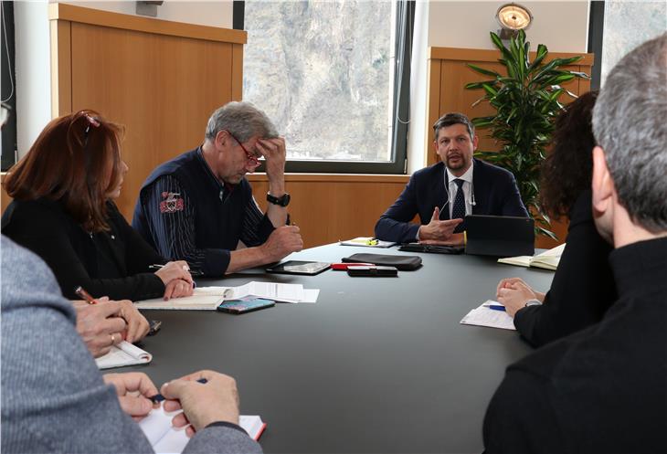 Öffentlicher Nahverkehr: LR Alfreider im Gespräch mit den Gewerkschaftsvertretern. (Foto: LPA/Roman Clara)