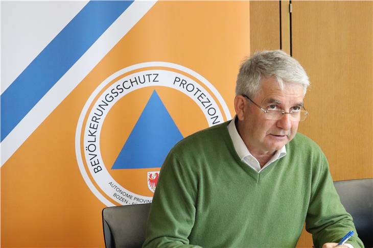 Zusammenarbeit ist wichtig: Der Direktor der Agentur für Bevölkerungsschutz Rudolf Pollinger bei der Videokonferenz mit seinen Amtskollegen in Tirol und im Trentino. (Foto: LPA/Maja Clara)