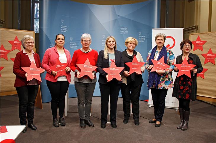 Vernetzt, um Frauenanliegen mehr Gehör zu verleihen: (v.l.) Mitterrutzner (KFS), Rainer (Jugendring), Vieider (kfb), Oberhammer (Beirat), Holzner (KVW), Egger (Bäuerinnen), Califano (Beirat). (Foto: LPA/Greta Stuefer)