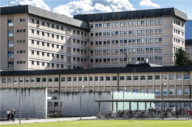 Weiterhin Warten im Krankenhaus Bozen: Das zweite Testergebnis zum gestern positiv getesteten Patienten steht noch immer aus. (Foto: LPA/Ivo Corrá)